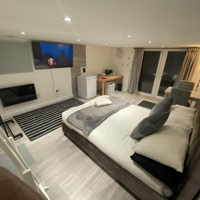 Modern Guest house with private entrance (2B Athol Road M16 8QN Manchester)