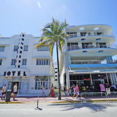 Deluxe apartments at the Congress (1060 Ocean Drive FL 33139 Miami Beach)