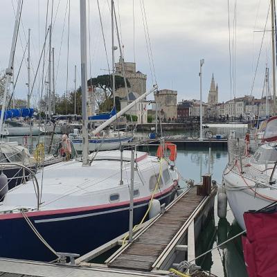 La Rochelle voilier hotel à quai centre ville vieux port (Bassin des yachts ponton Y3 place 27 17000 La Rochelle)