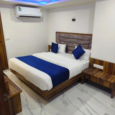 Hotel Ozone,Ahmedabad (312 DEVARC COMPLEX ISCON CROSS ROAD S G HIGWAY AHMEDABAD 380059 Ahmedabad)
