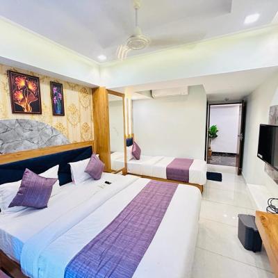 HOTEL RK FORTUNE (comlex, Appollo circle, 211/2nd floor Radhe fortune, Sardar Patel Ring Rd, Ahmedabad, Gujarat 382424 382424 Ahmedabad)