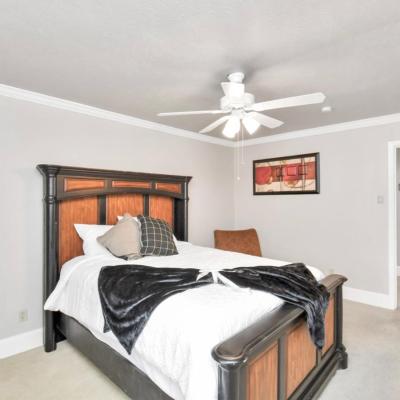 Contemporary Master Queen Suite (1919 Portsmouth Street TX 77098 Houston)