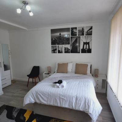 Deluxe Double bedroom with private bathroom, parking and WiFi (54 Foundry Approach LS9 6BR Leeds)