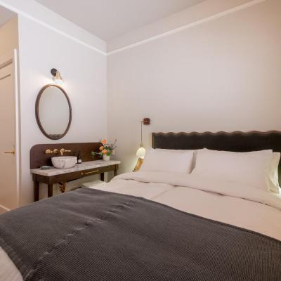 Vitorrja (15 Rose Avenue CA 90291 Los Angeles)