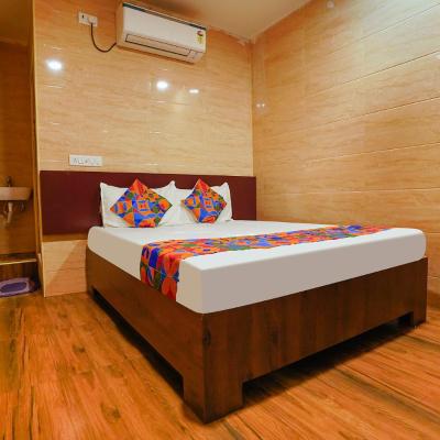 FabExpress Arunachala Guest House (15, CMWSSB Division 128, Ward 128, Zone 10 Kodambakkam, Chennai, Chennai District, Tamil Nadu,, Chennai 600001 Chennai)