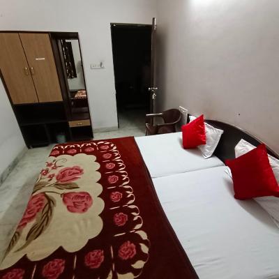 Hotel Shubham (HOTEL SHUBHAM PLOT NO 1182 SECTOR 11 PARAS CIRCLE OPPOSITE SBI BANK 313002 Udaipur)