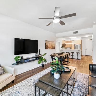 Beverly Grove Chic City Oasis 2 BR Apt with Den 138 (950 South Fairfax Avenue CA 90036 Los Angeles)