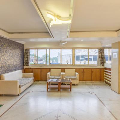 Hotel Sanmati (3rd Floor, B Block, Ghantakaran Market, Nr New Cloth Market, Sarangpur 380002 Ahmedabad)