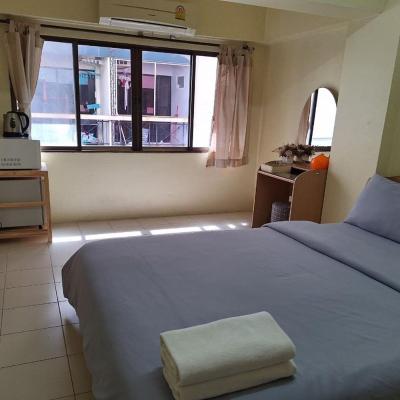 MS Mansion (683 Soi Charan Sanitwong 95/2, Bang-O, Bangphlat 10700 Bangkok)