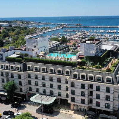 Wyndham Grand Istanbul Kalamış Marina Hotel (Fener Kalamis Caddesi No:38, Kadikoy 34726 Istanbul)