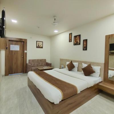 Hotel Palm Residency (2nd Floor, Nilkanth Avenue Appartment, NR. Kailash Estate, 132'Feet Ring RD. Odhav, Ahmedabad 382415 Ahmedabad)