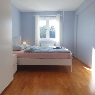 Bedroom in apartment 12 minutes to Oslo City by train (19 Holmlia Senter vei 1255 Oslo)