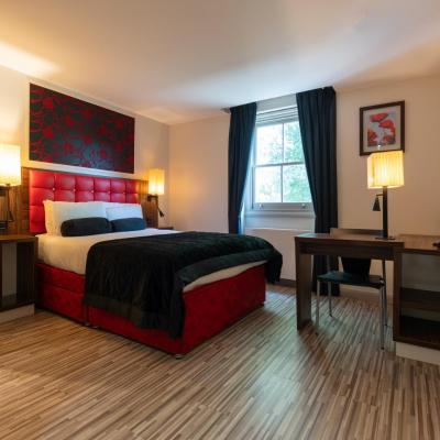 Simply Rooms & Suites (21 Avonmore Road, Kensington W14 8RP Londres)