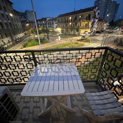 Gigli, rooms con cucina in comune e terrazza (2 Piazza Angilberto II 20139 Milan)