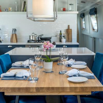 Luxurious houseboat near Canary Wharf in London (46 Goodhart Place E14 8EG Londres)