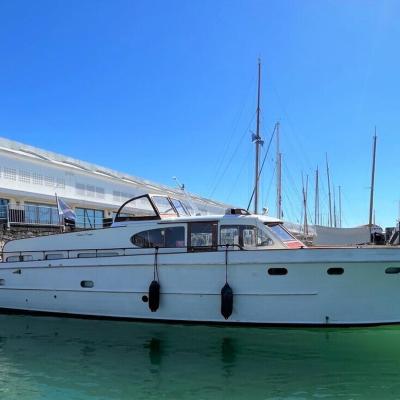 Nuit insolite sur un Prestige 34 au centre-ville (Quai Georges Simenon 17000 La Rochelle)