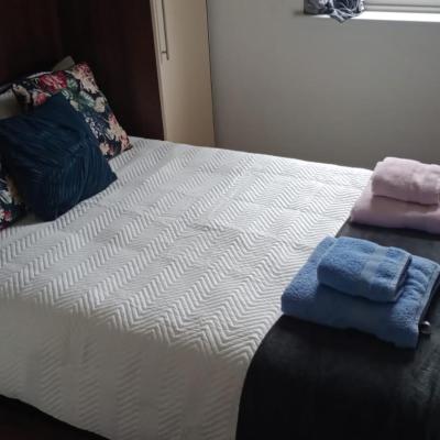 Notting Hill Next Door Bedroom in the share flat (5 Woodstock Grove W12 8LE Londres)