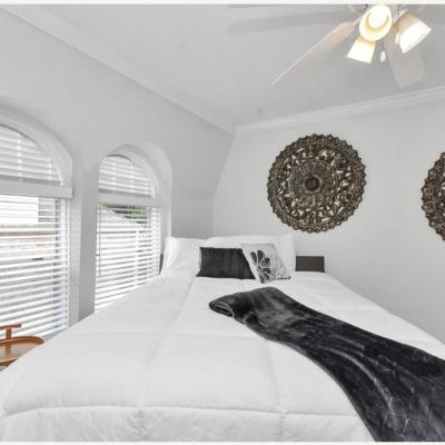 Peaceful Queen Master Suite (1919 Portsmouth Street TX 77098 Houston)