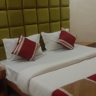 Hotel Happy Stay (1floor Dharnidhar complex nr.old Railway crossing maninagar 38000 380008 Ahmedabad)