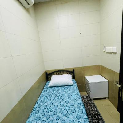 Small single room inside luxurious villa (94 Abu Baker Al Siddique Road  Dubaï)