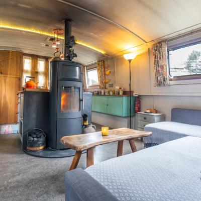 Off-Grid Living on Spacious Widebeam (North Parade Road BA2 4ET Bath)
