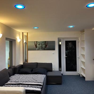 Buddha's Clubhouse - Relax Room with free parking and breakfast (88 Modřanská 147 00 Prague)
