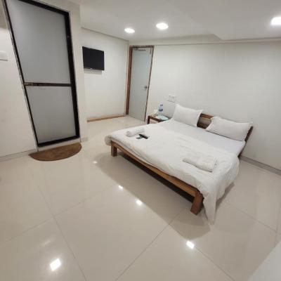 AGRAWAL Bhavan Rooms (Pestom Sagar Road Number 3 Terrace flat, Chembur West 400089 Mumbai)