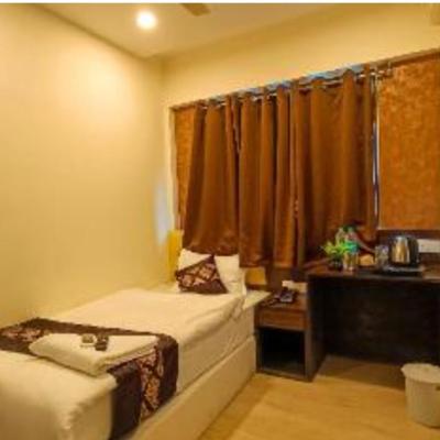 HOTEL GINGER GOLD (Hotel Ginger Gold servey no 276,Hissa No.1/1,Opp to Dhanori jakat naka village lohegaon,Tal Haveli,Pune 411047 Pune)