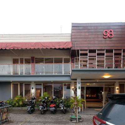 RedDoorz At Kutisari Surabaya (Jl. Kutisari Sel. No. 98, Kutisari, Tenggilis Mejoyo, Kota SBY, Jawa Timur 60291 Surabaya)