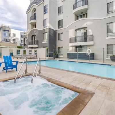 Private Bedroom and Bathroom in Shared 2 Bedroom Apartment in Venice - Pool - Hot Tub & Gym (4750 Lincoln Boulevard, Marina Del Rey, CA 90292 CA 90292 Los Angeles)