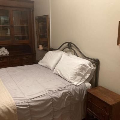 Photo Queen Bed with Shared Bathroom in Lakeview - 2b
