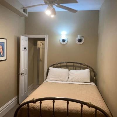 Queen Bed w private ensuite bathroom in Lakeview - 3d (3222 North Sheffield Avenue 60657 Chicago)