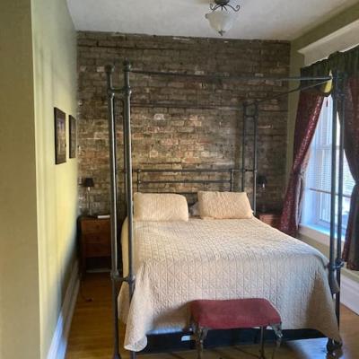 Large Private room with Queen bed - 2a (North Sheffield Avenue 3222 60657-2211 Chicago)