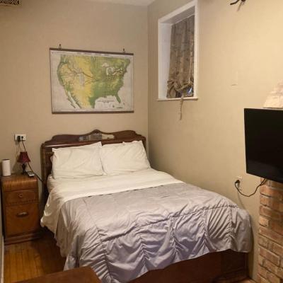 Queen bed with Private bathroom in Lakeview -2e (3222 North Sheffield Avenue 60657 Chicago)