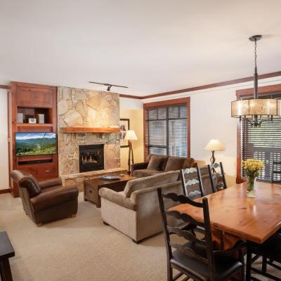 First Tracks Lodge (2202 Gondola Way V0N 1B2 Whistler)