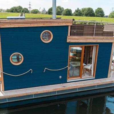 Tiny-Hausboot mit Kamin und Dachterrassenlounge (11 Neuländer Hauptdeich 21079 Hambourg)