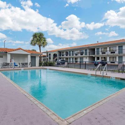 Quality Inn & Suites Orlando East - UCF Area (11639 E Colonial Dr FL 32817 Orlando)