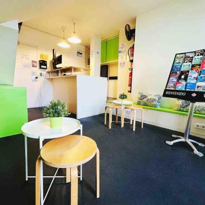 Youth Hostel - Central and Basic Universitat (Joaquin Costa, 44 08001 Barcelone)