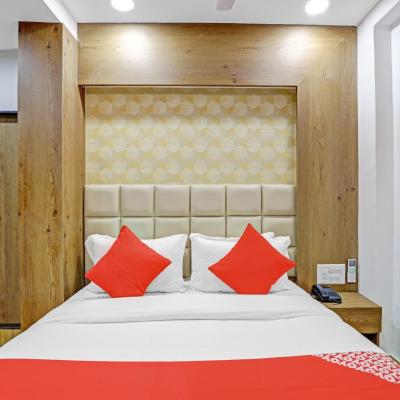 OYO Hotel R S Palace (2nd Floor Ishwar Complex,  2nd Floor,  Ishwar Complex,  Above Deepak Medicals,  Opposite Sardar Patel Stadium Road,  Navrangpura Ahmedabad 380009 Ahmedabad)