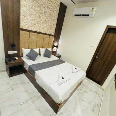 Hotel Amazing - Asalpha Metro Station (Andheri - Ghatkopar Rd, Swatantrya Veer Savarkar, Lokmanya Tilak Nagar, Saki Naka, Mumbai, Maharashtra 40007 400084 Mumbai)