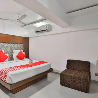 OYO Hotel Keshav (4th Floor, Om Complex, Near Swastik Char Rasta, Navrangpura, C G Road, Ahmedabad 380009 Ahmedabad)