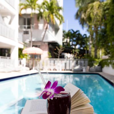 Crest Hotel Suites (1670 James Avenue FL 33139 Miami Beach)