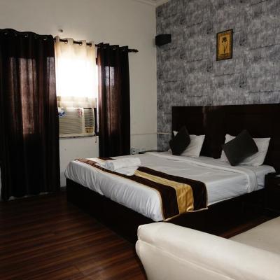 Tipsyy inn 017 (HOTEL SURYANSH, 17th Milestone sohna- dhunella road 122103 Gurgaon)