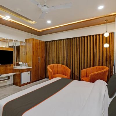 Collection O Hotel Alpha One (7th Floor, Atlanta Business Hub Nana Chiloda, Ring Road Circle, Ahmedabad 382330 Ahmedabad)