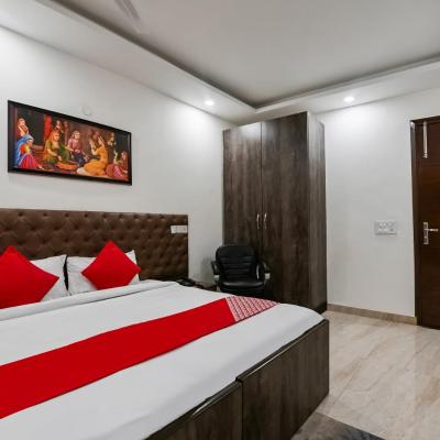 Super OYO 72284 Premium Rooms Chhatarpur (House 708,  Gali No-35,  100 Feet Road,  Chhatarpur 110074 New Delhi)