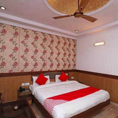 OYO Hotel Solitaire & Restaurant (Solitaire, B 22 Hari Parwat, Akhilesh Tower, Mahatma Gandhi Rd, Mandi Said, Civil Lines, Agra 282002 Agra)