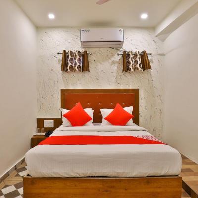 OYO Hotel Surya (1st Floor, Above Alhabad Bank, Near Javeriwad, Swami Pan Corner, Relief Road, Kalupur, Ahmedabad 380001 Ahmedabad)