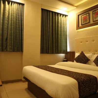 HOTEL RK PALACE (sg higway 3 rd floor runscap complex 382421 Ahmedabad)