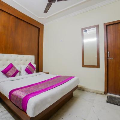 OYO Hotel Shyam Palace Near New Delhi Railway Station (1254, Sangtrashan Market, Near Sai Baba Temple, Mantola Mohalla, Aram Bagh (near Delhi Railway Station), Delhi 110055 New Delhi)