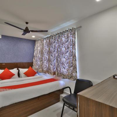OYO Hotel Skyland (201, Narnarayan Complex, Near Swastik Char Rasta, Ahmedabad 380009 Ahmedabad)